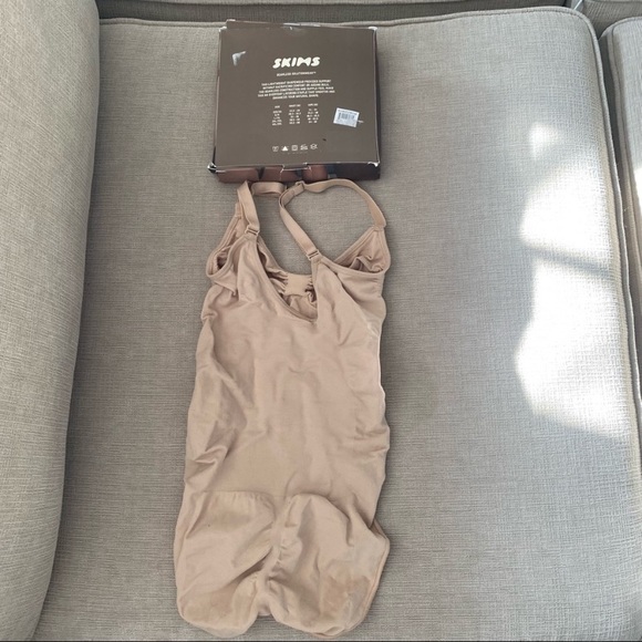 NEW Skims Sculpting Bodysuit W. Snaps - Picture 3 of 4